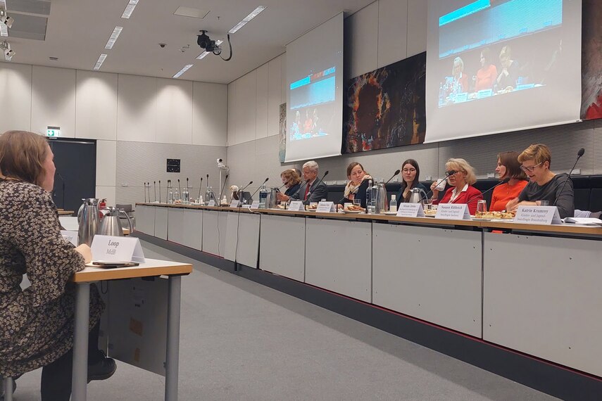 Vertreter der Kinderkommission und Kinder- und Jugendbeauftragte sitzen zusammen zum Austausch.