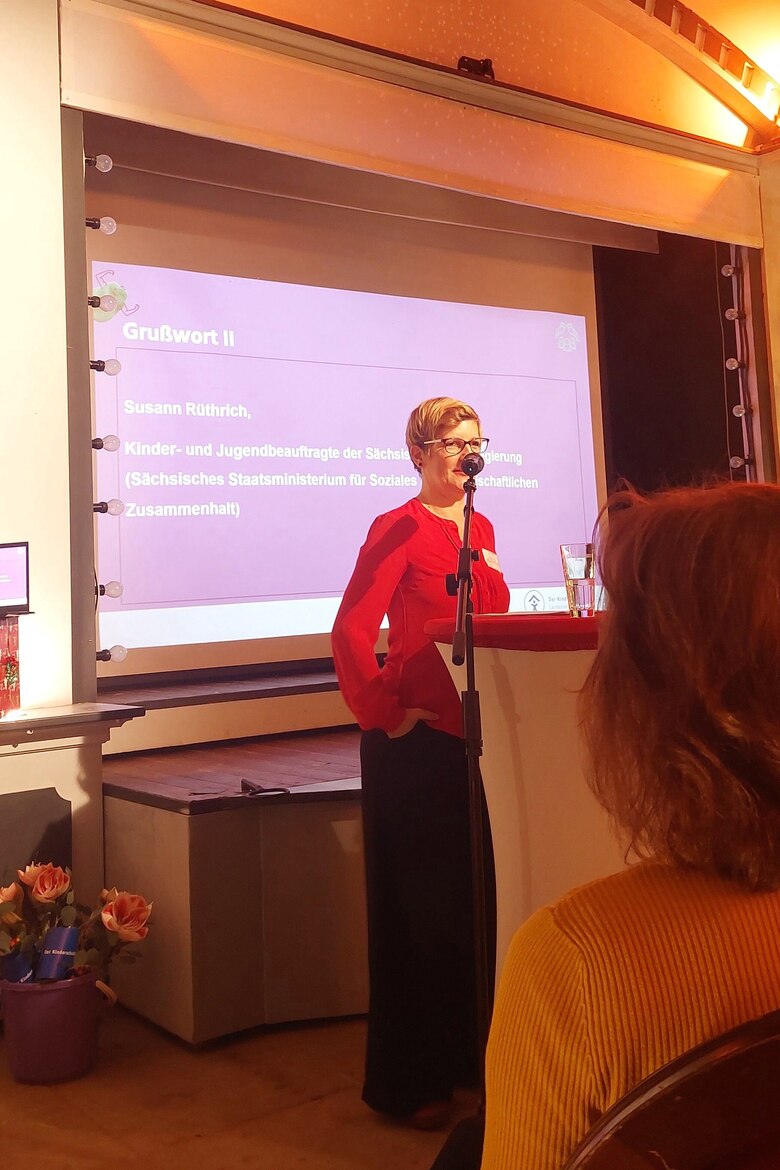 Susann Rüthrich hält ein Grußwort am Pult