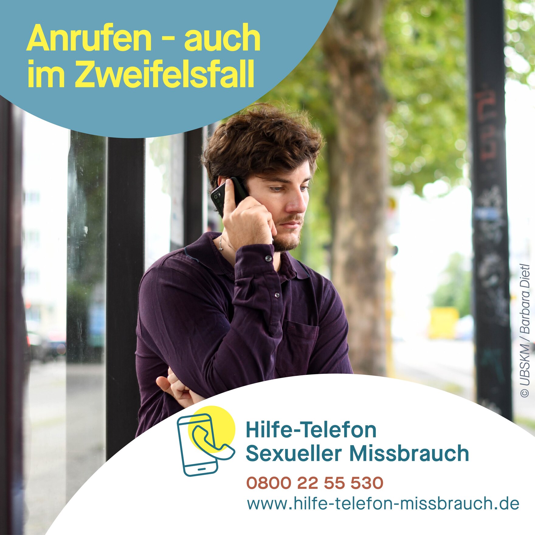 Bild zeigt einen Man, der mit einem Handy telefoniert. Darüber steht Anrufen auch im Zweifelfall. Die Nummer des Hilfetelon sexueller Missbrauch lautet 0800 22 55 530