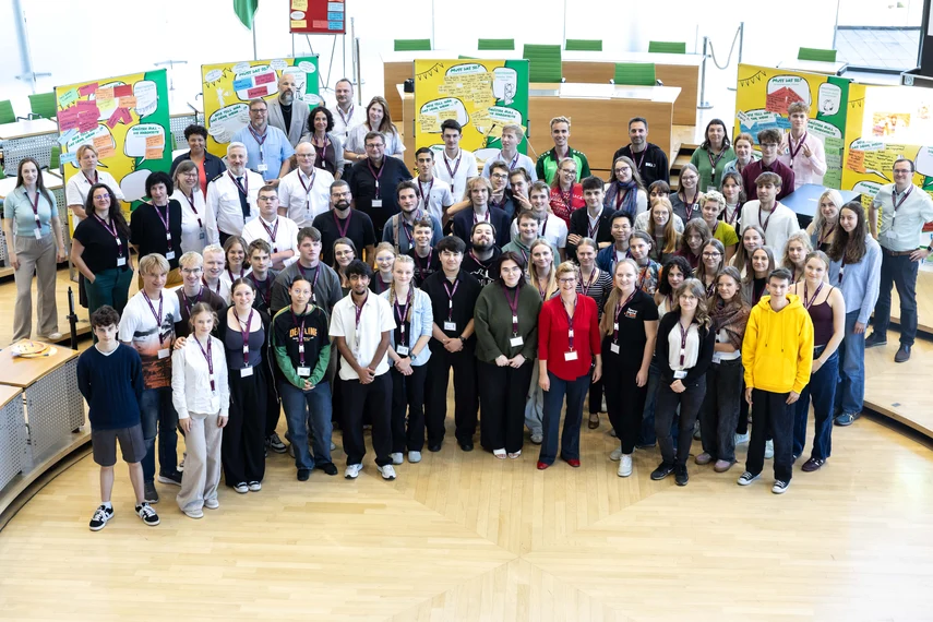 Gruppenbild aller Teilnehmer im Plenarsaal von oben Fotografiert