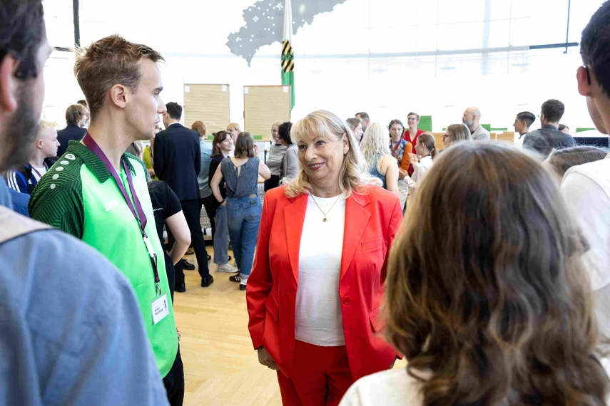 Staatsministerin Köpping im Gespräch mit jungen Menschen