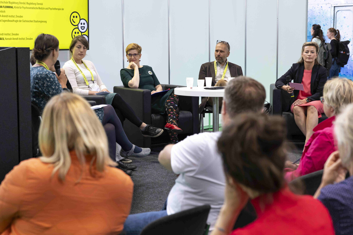Auf diesem Foto ist Susann in einem Panel abgelichtet. Sie sitzt mit fünf weiteren Personen auf der Bühne und diskutiert vor Publikum zum Thema "(K)ein Jahrhundert des Kindeswohl".