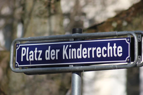 Bild mit Straßenname »Platz der Kinderrechte«