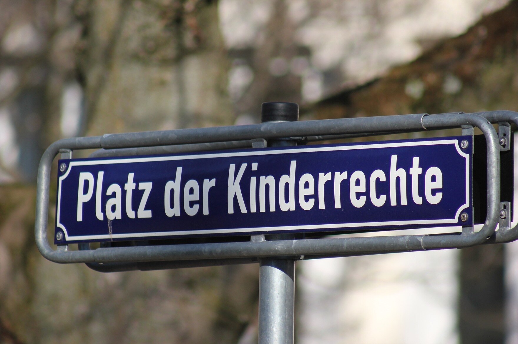 Straßenschild mit dem Schriftzug Platz der Kinderrechte
