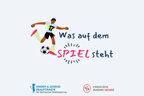 Logo Jugend-Podcast Was auf dem Spiel steht, Fußballspieler, Logos KJB und Evangelische Akademie Sachsen