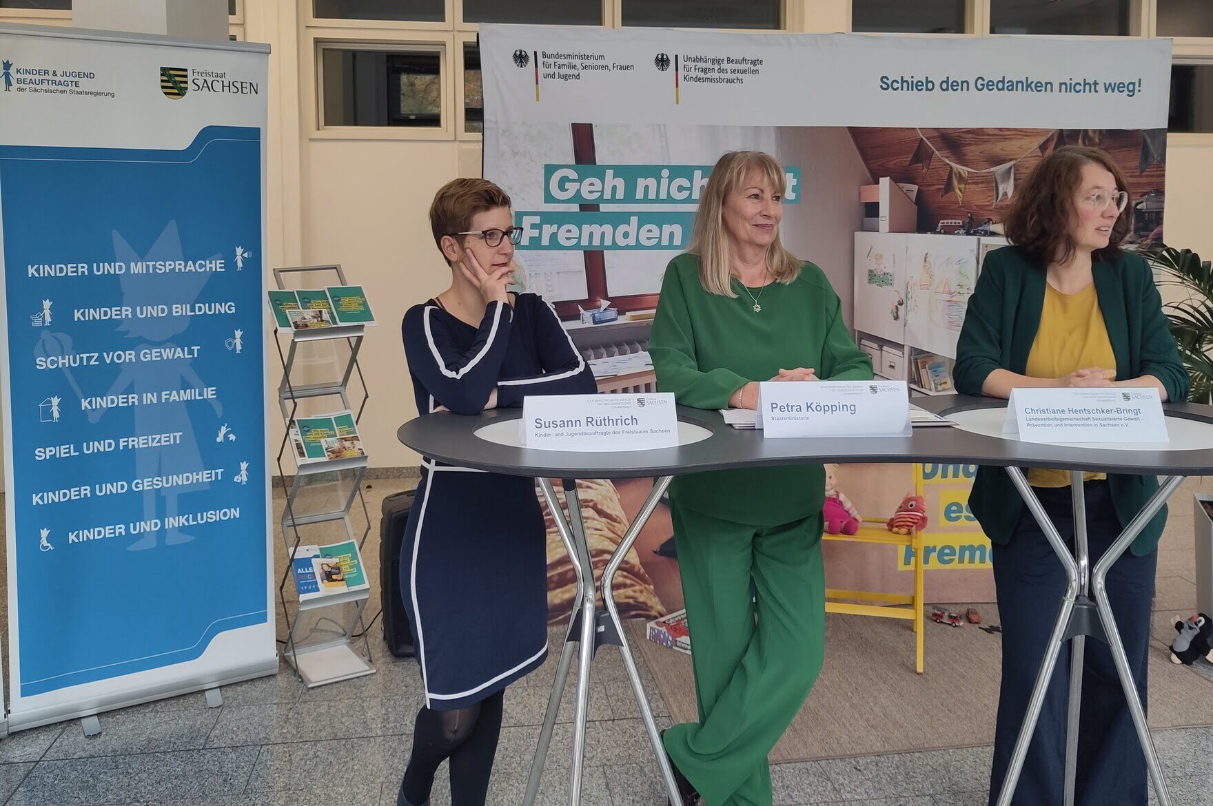 Plakat "Schieb den Gedanken nicht weg" davor stehen Susann Rüthrich, Petra Köpping, Christiane Hentschker-Bringt