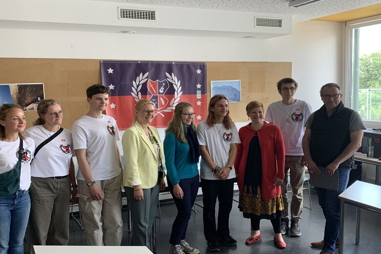 Die Kinder- und Jugendbeauftragte Susann Rüthrich zusammen mit Schülern der Christlichen Schule Dresden