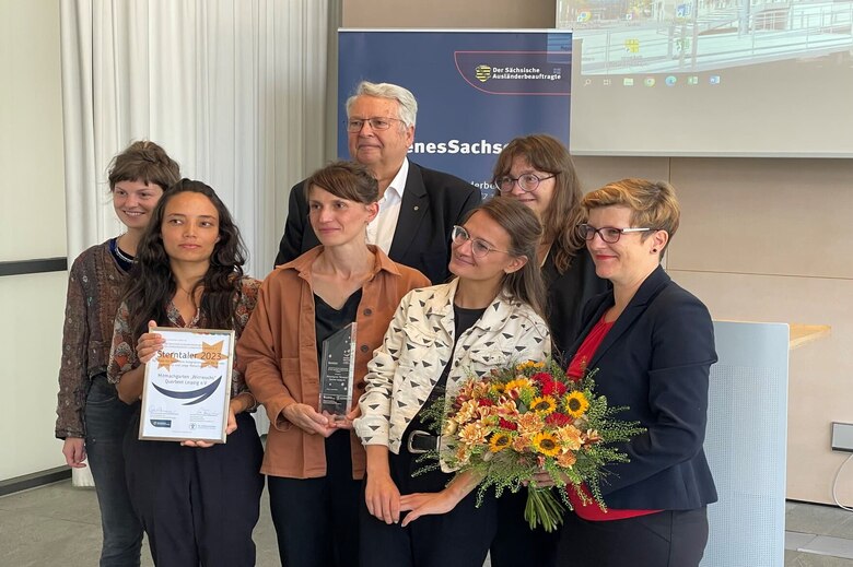 Gruppenbild: Personen des Mitmachgarten "Wirrwarr", der Sächsische Ausländerbeauftragte und die Kinder- und Jugendbeauftragte