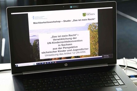 aufgeklappter Laptop mit Schriftzug "Das ist mein Recht"