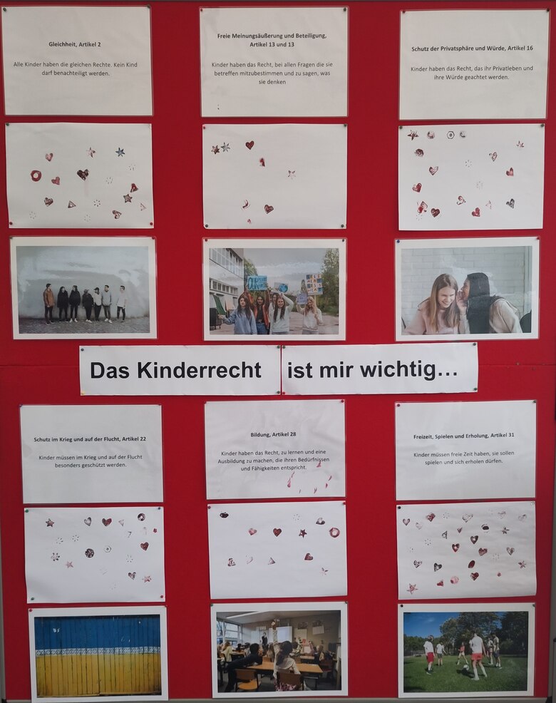 Pinwand mit Kinderrechten auf weißen Papier Abstimmung mit Stempel