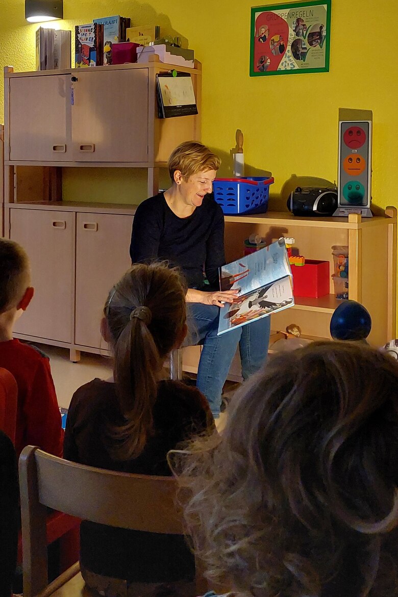 Die Kinder- und Jugendbeauftragte der sächsischen Staatsregierung ließt den Kindern ein Buch vor
