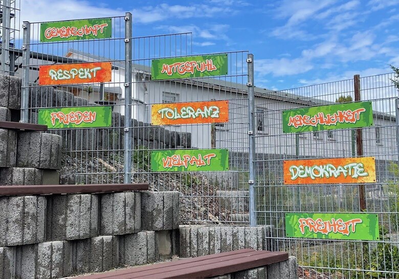 Wand mit Schildern, die Werte bescheiben, wie z.B. Toleranz, Respekt und Mitgefühl.