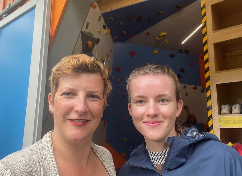 Kinder- und Jugendbeauftragte Susann Rüthrich links und FSJlerin rechts. Im Hintergrund eine Boulderanlage.