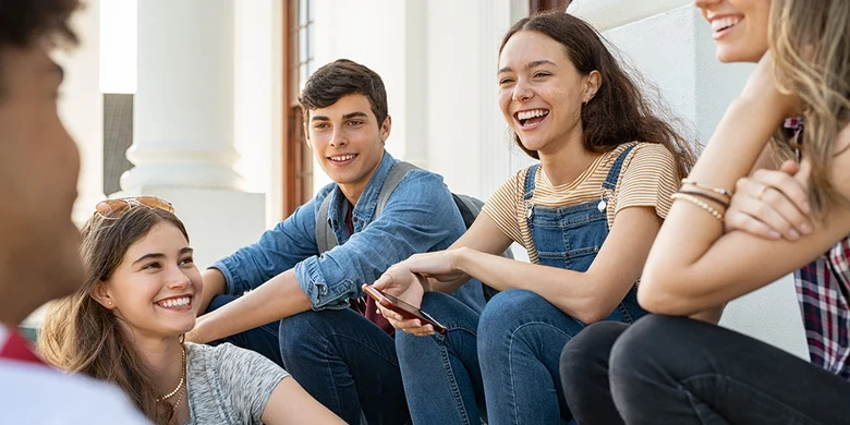 Jugendliche, die zusammensitzen und lachen