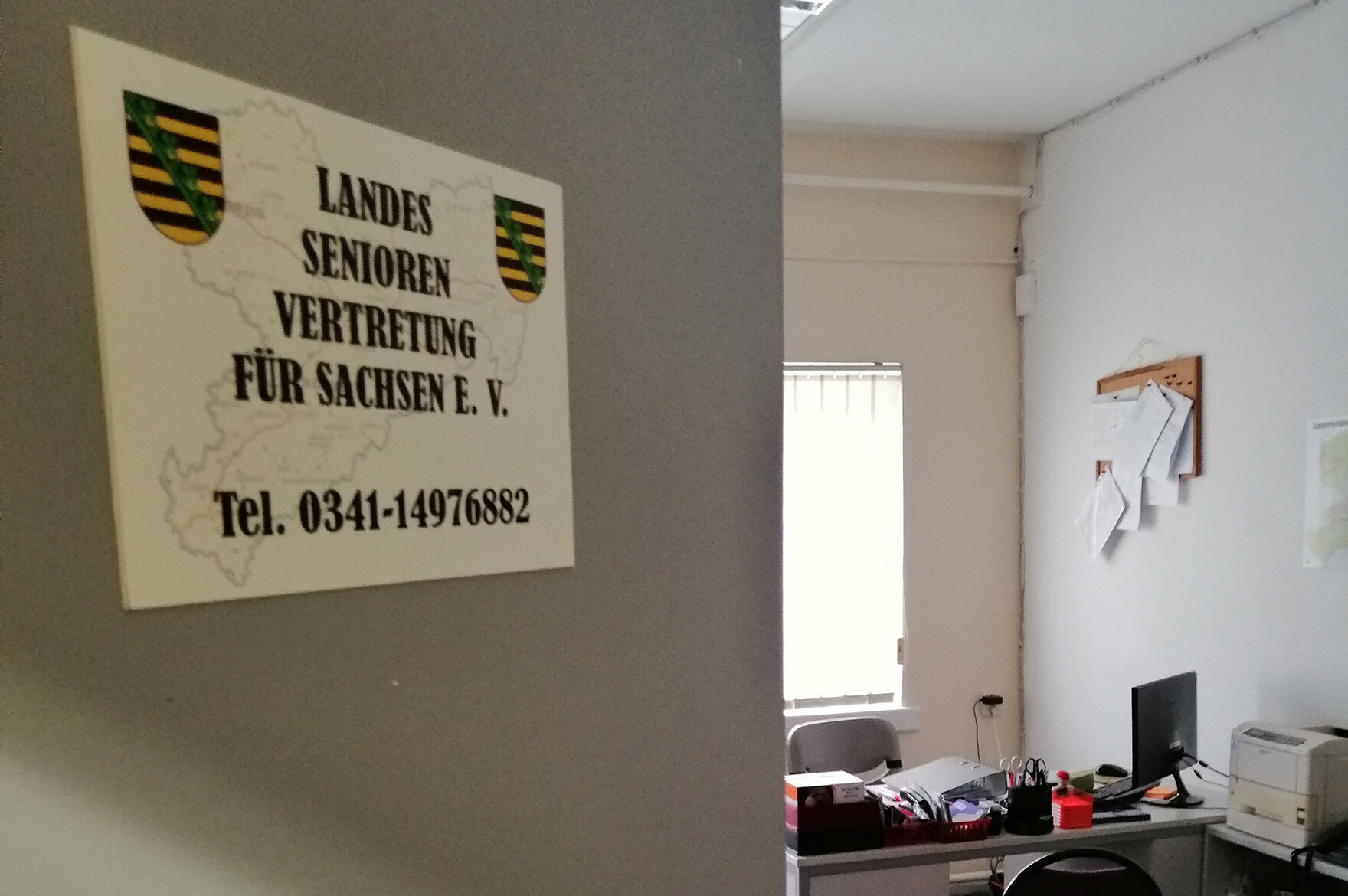 Blick durch die halbgeöffnete Tür in ein Büro der Landesseniorenvertretung