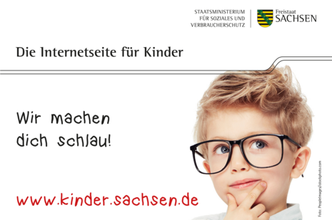 Postkarte des Sozialministeriums zur Bewerbung der Kinderportals: Ein etwa 6-jäjriger Junge mit Erwachsenenbrille und fragendem Gesichtsausdruck, daneben der Slogang: "Wir machen dich schlau!" und der Link www.kinder.sachsen.de