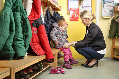 Mutter und Kind im Kindergarten