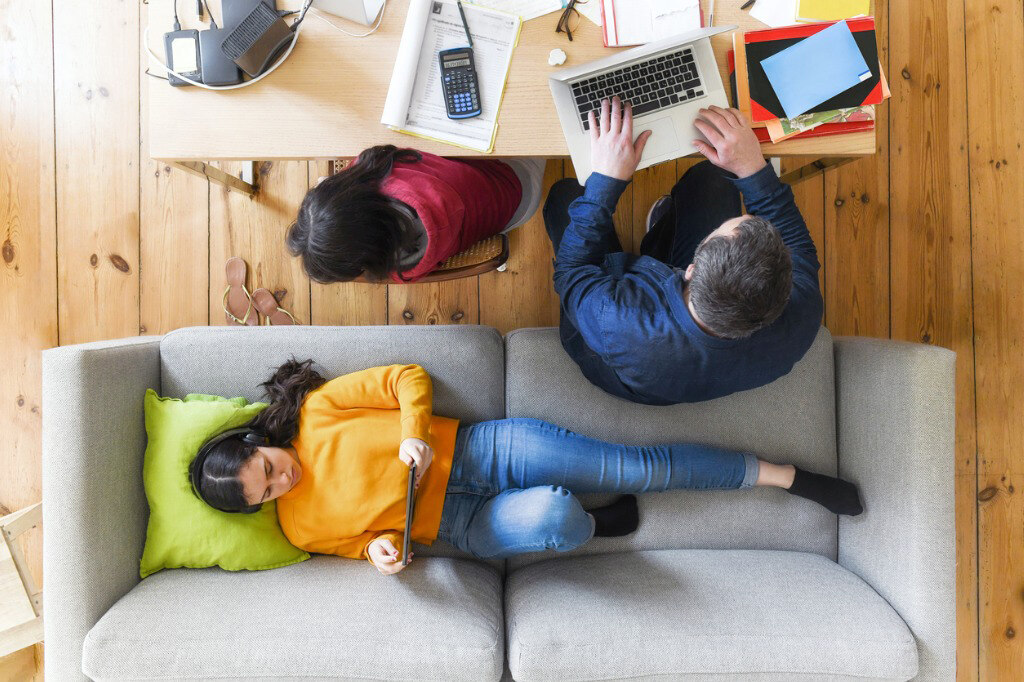 Familie beim Homeoffice