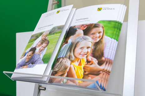 In einem Aufsteller liegen Broschüren des Sächsischen Staatsministeriums für Soziales und Verbraucherschutz.