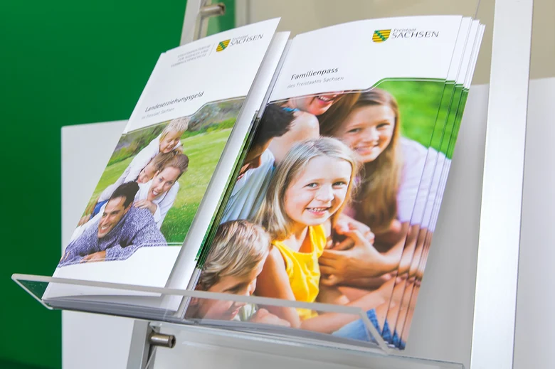 Blick auf ausgelegte Publikationen des Sozialministeriums.