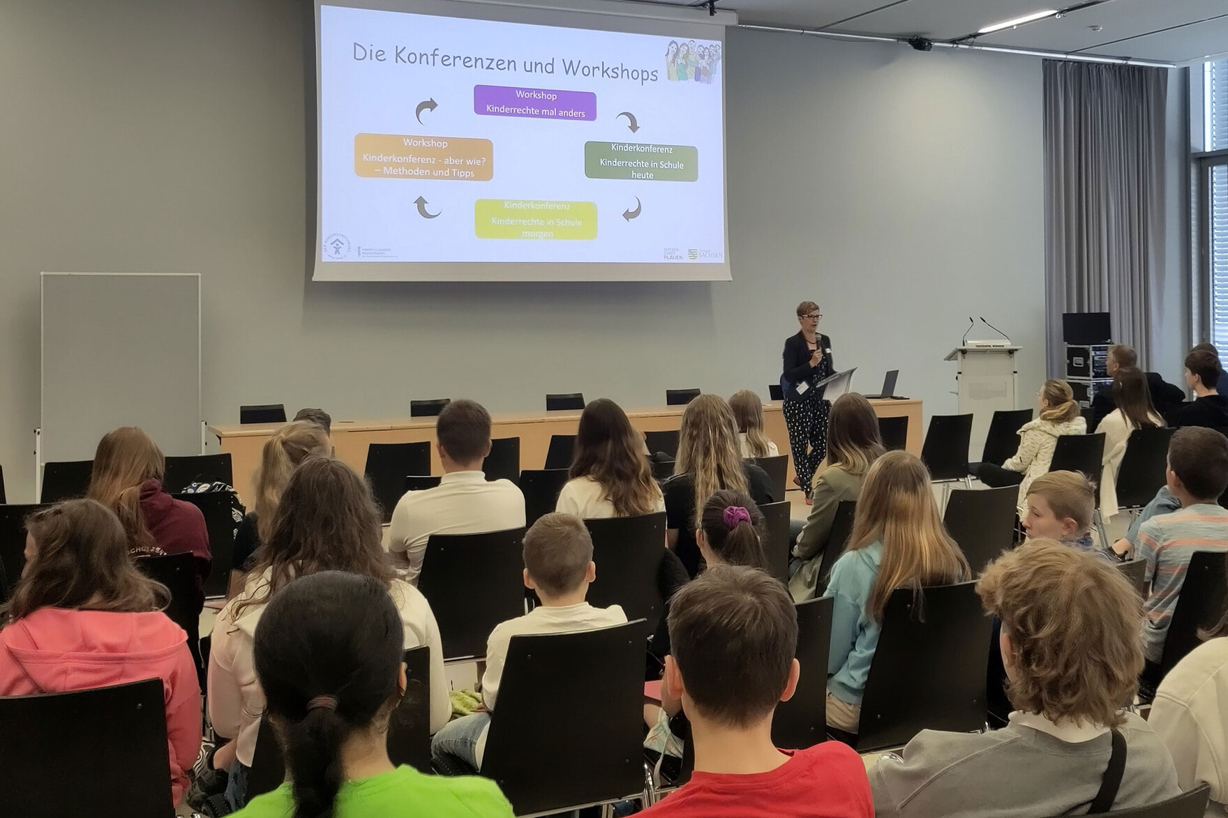 Die Kinder- und Jugendbeauftragte Susann Rüthrich begrüßt die jungen Teilnehmenden zur 2. Kinderkonferenz.