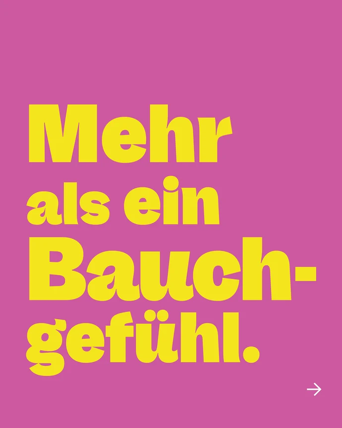 Gelber Text auf pinkem Grund: „Mehr als ein Bauchgefühl.“ Ein kleiner weißer Pfeil unten rechts weist nach rechts.