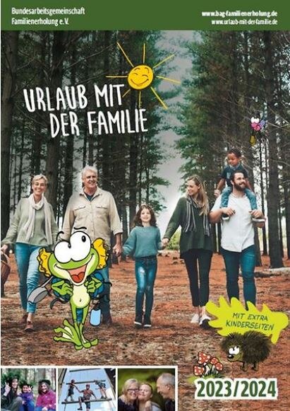 Titelseite des Kataloges: Eine junge sechsköpfige Familie sitzt in Wandersachen an einem Felsvorsprung, im Hintergrund ein See